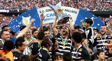 Jogadores do Corinthians levantando o troféu do título paulista - GettyImages
