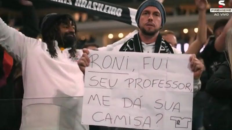 Ex-professor de Roni, do Corinthians, leva cartaz no estádio - Transmissão/SporTV