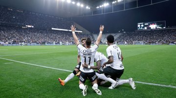Jogadores do Corinthians ajoelhados comemorando o gol - GettyImages