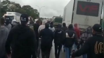 Torcida do Corinthians furando bloqueio de caminhões na Via Dutra - Reprodução/Twitter