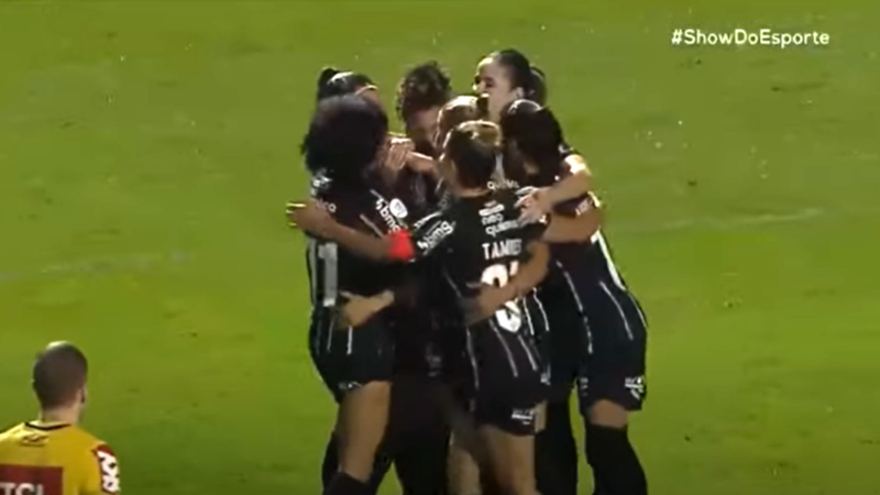 Jogadoras do Corinthians comemorando o gol diante do Avaí Kindermann pelo Brasileirão Feminino - Transmissão TV Bandeirantes