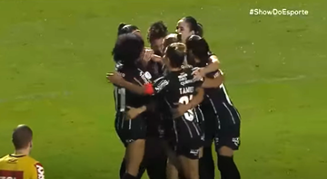 Jogadoras do Corinthians comemorando o gol diante do Avaí Kindermann pelo Brasileirão Feminino - Transmissão TV Bandeirantes