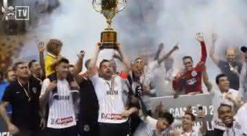 Corinthians ergue a taça do Campeonato Paulista de Futsal - Transmissão TV Corinthians
