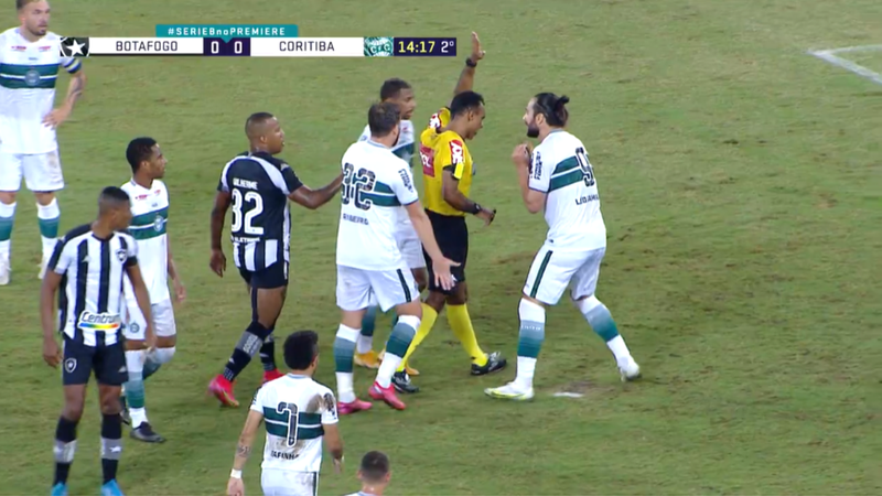 Jogadores na partida polêmica entre Botafogo e Coritiba pelo Brasileirão - Transmissão Premiere