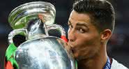 Cristiano Ronaldo beijando a taça de campeão da Euro 2016 - Getty Images