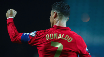 Cristiano Ronaldo comemorando com a camisa de Portugal - GettyImages