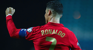 Cristiano Ronaldo comemorando com a camisa de Portugal - GettyImages