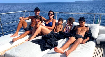 Cristiano Ronaldo junto com a família - Reprodução/Instagram