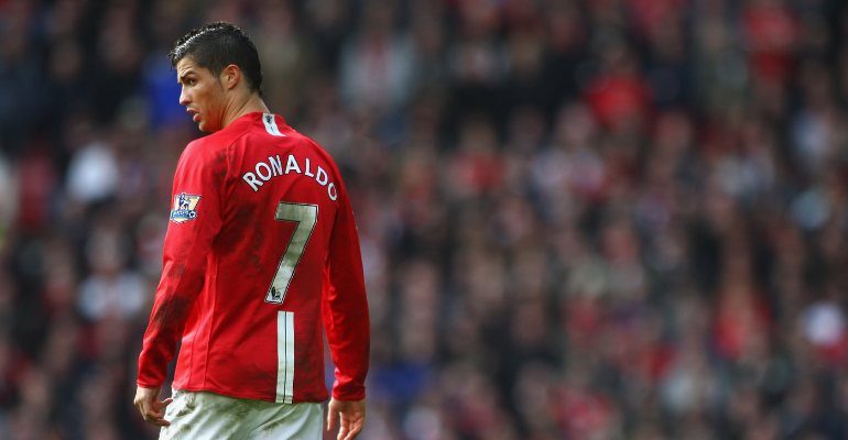Cristiano Ronaldo pisa pela primeira vez no gramado do Old Trafford em seu retorno à Manchester - Getty Images