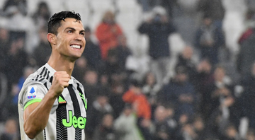 Cristiano Ronaldo comemorando com a camisa da Juventus - GettyImages