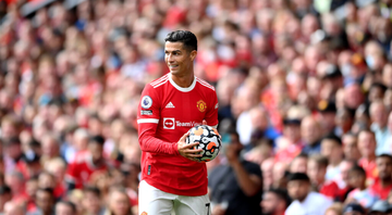 Cristiano Ronaldo com a camisa do Manchester United e com a bola na mão - GettyImages