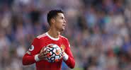 Cristiano Ronaldo, jogador do Manchester United em campo segurando a bola - GettyImages