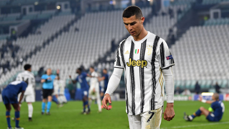 Cristiano Ronaldo cabisbaixo após a eliminação da Juventus da Champions League - GettyImages