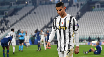 Cristiano Ronaldo cabisbaixo após a eliminação da Juventus da Champions League - GettyImages