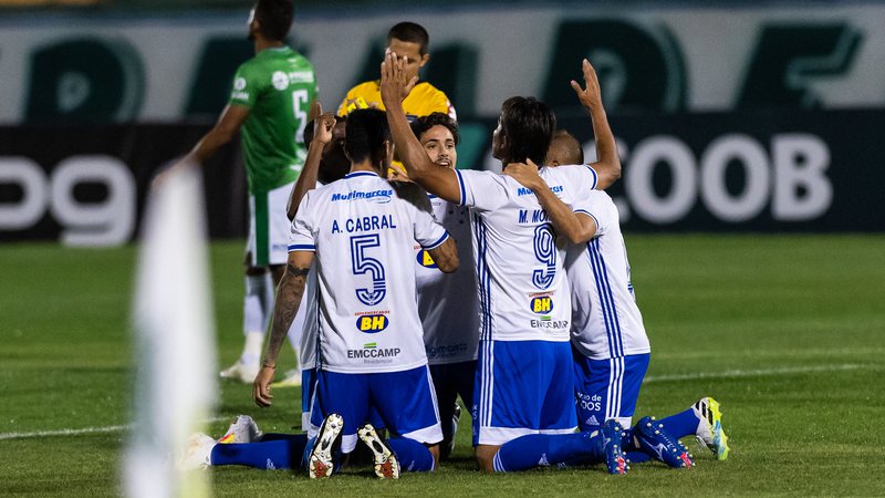 Jogadores do Cruzeiro ajoelhados em campo - GettyImages