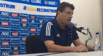 O treinador já havia sido demitodo na quinta-feira, 12, mas a diretoria voltou atrás - Transmissão YouTube Radio Itatiaia
