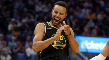 Stephen Curry parabeniza grupo por vitória sobre os Hornets - Getty Images