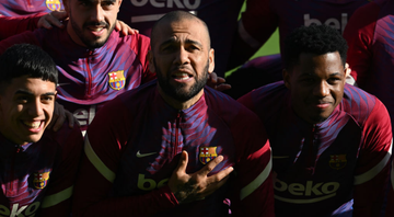 Dani Alves celebra primeira partida oficial pelo Barcelona: “Especial” - GettyImages