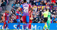Barcelona: Daniel Alves celebra reencontro com torcida no Camp Nou - GettyImages
