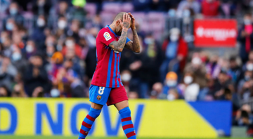 Daniel Alves, jogador do Barcelona com as mãos na cabeça - GettyImages