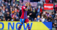 Daniel Alves, jogador do Barcelona com as mãos na cabeça - GettyImages
