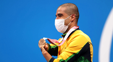 Daniel Dias, nadador brasileiro, com a medalha de bronze conquistada nas Paralimpíadas - GettyImages