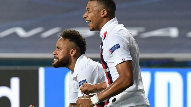 Mbappé e Neymar comemorando o gol do PSG - GettyImages