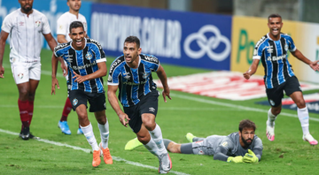 Isaque comemorando gol ao lado de Diego Souza e Alisson - GettyImages