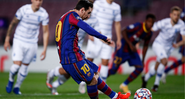 Messi comemorando gol com a camisa do Barcelona - GettyImages