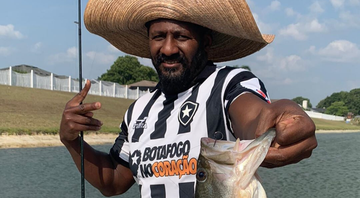 Freddie Mitchell em pescaria com a camisa do Botafogo - Instagram