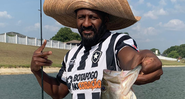 Freddie Mitchell em pescaria com a camisa do Botafogo - Instagram