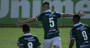 Gabriel Tonini comemorando o gol que garantiu a vitória à Caldense - Transmissão Premiere FC
