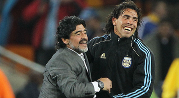 Tevez e Maradona juntos na Copa de 2010 - GettyImages