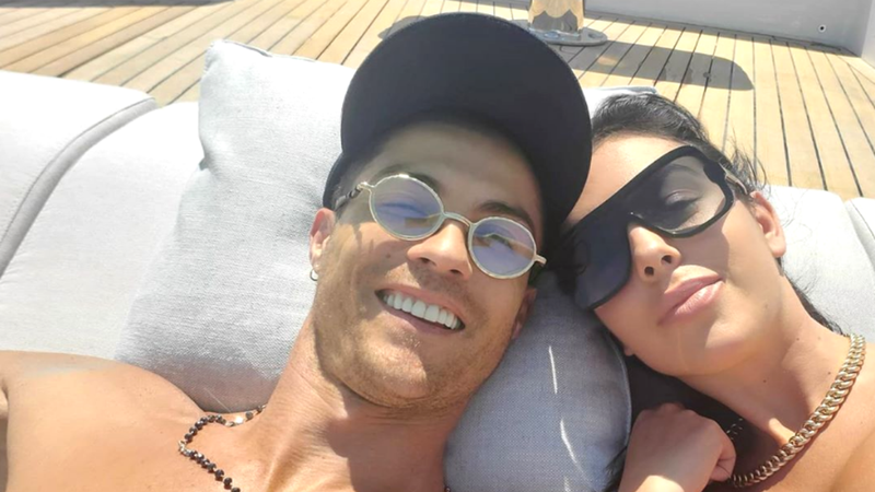 Cristiano Ronaldo da aliança de diamantes para namorada e reacende especulações sobre casamento - Instagram