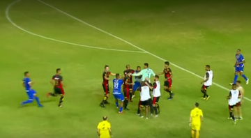Massagista do Vitória invade gramado antes de gol do Sport e troca socos com Rubro-Negros - Transmissão Premiere