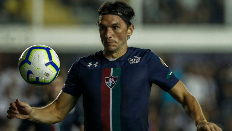 Matheus Ferraz em ação com a camisa do Fluminense - GettyImages