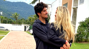 Gabriel Medina aparece em vídeo usando camiseta da namorada, que se encanta com o look do surfista - Instagram
