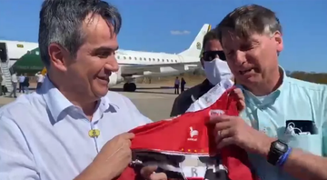 Dirigente do River-PI entrega camisa do clube ao presidente Jair Bolsonaro e revolta torcida - Transmissão River-PI