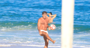 Renato Gaúcho se defende depois de quebrar a quarentena e ser flagrado na praia com amigos - AgNews / J C Pereira