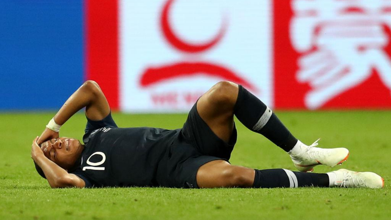 Mbappé sofre entrada violenta e deixa a final da Copa da França com dores - GettyImages