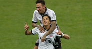 Mateus Vital comemorando gol junto com Gustavo Mosquito - Getty Images
