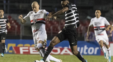 Maicon disputando bola com o atacante Jô - Daniel Augusto Jr. / Ag. Corinthians