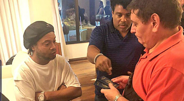 Em casa de empresária, Ministério Público encontra lote de bolas estampadas com rosto de Ronaldinho - Divulgação/ Fiscália Paraguay
