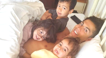 Cristiano Ronaldo aparece curtindo dia ensolarado na piscina com os filhos e clique encanta a web - Instagram