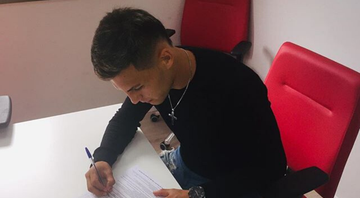 Maxi Zalazar assinando contrato com o Inter - Instagram