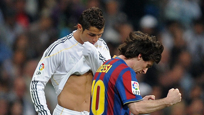 Cristiano Ronaldo e Lionel Messi em ação pelo Real Madrid e Barcelona - GettyImages