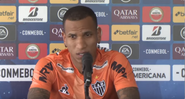Otero em entrevista coletiva com a camisa do Atlético Mineiro - Transmissão TV GALO