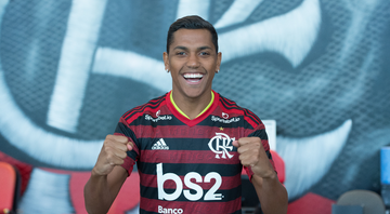 Pedro Rocha sendo apresentado com a camisa do Flamengo - Alexandre Vidal/Flamengo