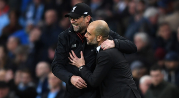 Klopp e Guardiola se abraçando durante partida entre Liverpool e Manchester City - GettyImages