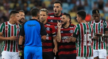 Jogadores de Flamengo e Fluminense discutindo - GettyImages